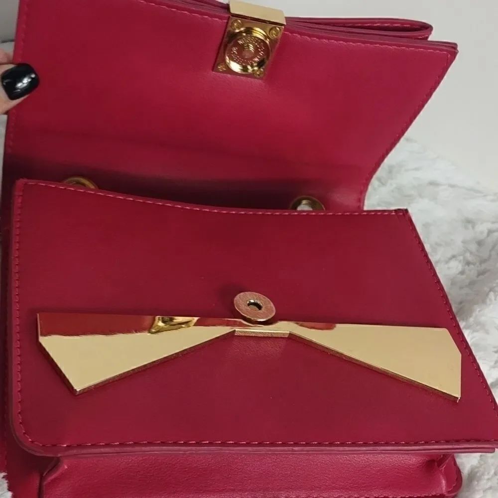 Chain Crossbody 👛 Purse - Picture 3 of 10